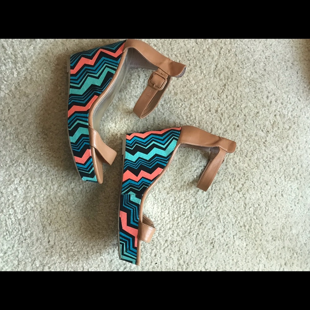 Multicolor wedge heel